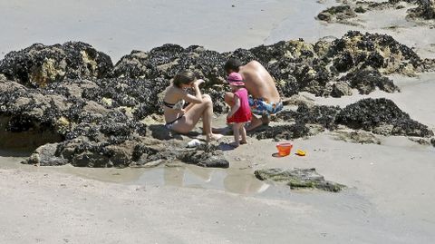 El buen tiempo animó a muchos bañistas a disfrutar de la playa de Silgar.