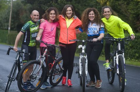 Inés (segunda por la derecha), junto a su hermana y sus amigos Pablo, Silvia y Marian.