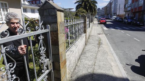 Calle Xaquín Bruquetas Deficiencias en las aceras de Ferrol. La asociación de vecinos reclama al gobierno de la urbe naval que se haga cargo de su tramo.
