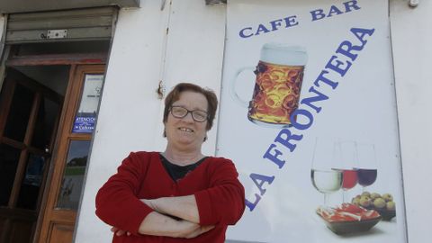 María Criado Responsable del bar La Frontera. El establecimiento acaba de cumplir siete años y está ubicado en la línea divisoria, aunque pertenece a Narón.