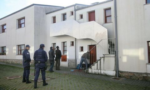Operativo administrativo, judicial y de cerrajería en el desahucio de un piso en Fontao en 2011.