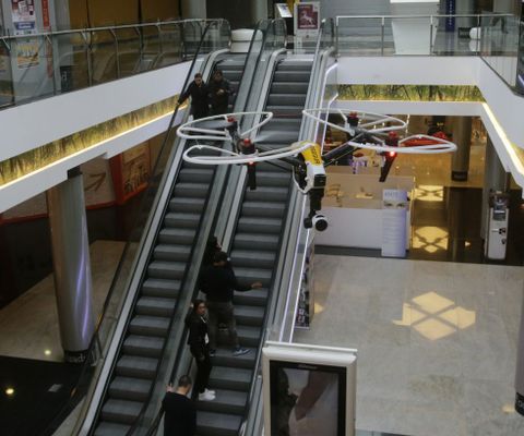 El dron sobrevoló la segunda planta del centro comercial.