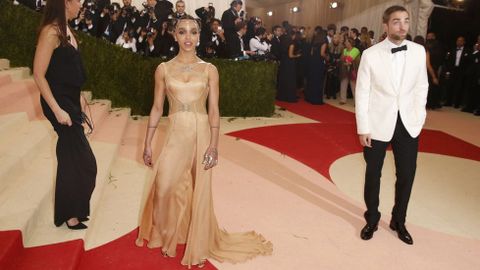 La cantante FKA Twigs y el actor Robert Pattinson.