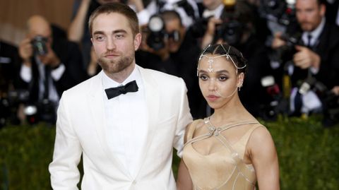 La cantante FKA Twigs y el actor Robert Pattinson.
