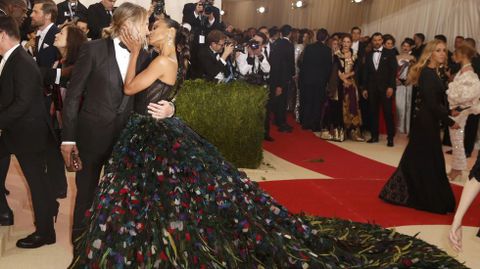 La actriz Zoe Saldana besa a su marido Marco Perego.