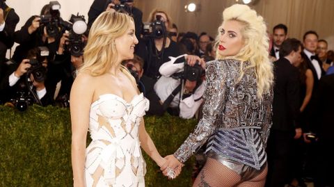 La cantante Lady Gaga y la actriz Kate Hudson.