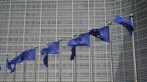 Banderas delante de la sede de la Comisin Europea