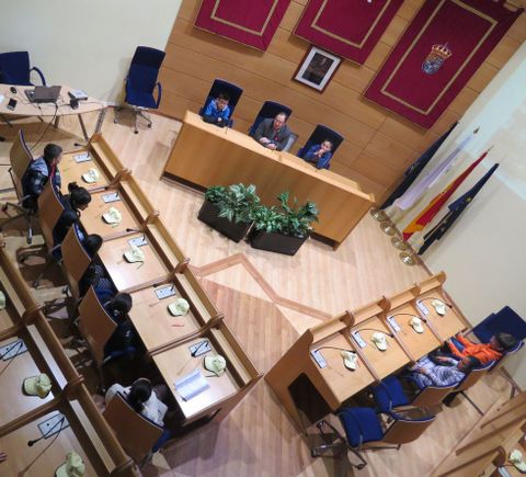 El alcalde recibió en el salón de plenos a los alumnos.