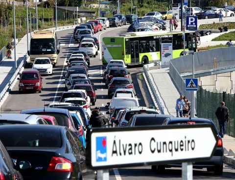 Atascos peligrosos. Desde su inauguración, el colapso en los viales del nuevo hospital ha sido la tónica diaria. Pese a ello, la Policía Local no acudía al considerar que eran viales privados. La denuncia del Sergas ante la Fiscalía ha reducido el problema a la espera de que haya un pronunciamiento. FOTO: