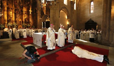 Los mitrados, preparándose para los actos en el palacio episcopal.