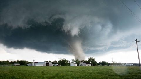 Un tornado toca tierra en Oklahoma