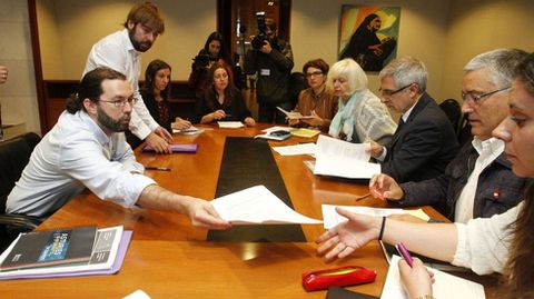 Emilio Len y Gaspar Llamazares, con los responsables de sus partidos, Daniel Ripa y Manuel Gonzlez Orviz, en el primer encuentro entre IU y Podemos