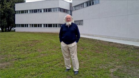 Enric Franch, ante el nuevo edificio del Musu del Pueblu d'Asturies