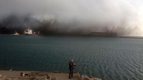 Nube de carbn en El Musel.Nube de carbn en El Musel 