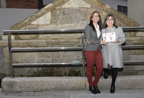 María Canosa y Concha Blanco al término de la presentación de su libro ayer en Cee.