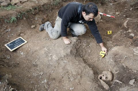 Quiroga (2008). Recuperados los cadáveres de seis agricultores de Valdeorras que se habían ocultado en la aldea de Cereixido para escapar de la represión y acabaron asesinados por falangistas.