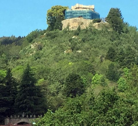 El castillo de Sobroso, en Mondariz, está rodeado de andamios.