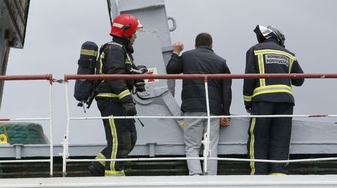 Incendio en un barco atracado en el puerto de Marín