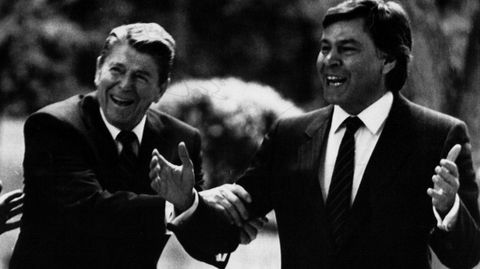 6 de mayo de 1985. Ronald Reagan y Felipe González bromean con los fotógrafos en los jardines de la Moncloa