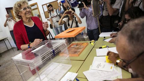 La alcaldesa de Madrid, Manuela Carmena, vota en el madrileo barrio de Hortaleza