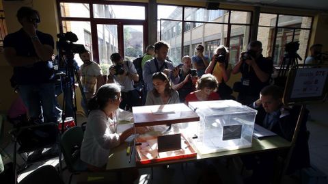 Los medios de comunicacin se arremolinan en torno a la urna del colegio Bernadette de Aravaca, Madrid, donde votar el presidente del Gobierno en funciones, Mariano Rajoy