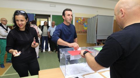 Gente votando en Mondoedo (Lugo)