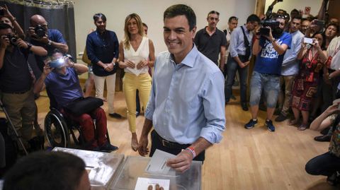 El candidato del PSOE, Pedro Snchez, en el momento de votar