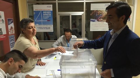 El conselleiro de Poltica Social, Jos Manuel Rey Varela, y presidente del PP local, vota en la sede de Comisiones Obreras, en Ferrol.