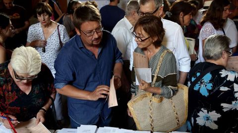 El candidato por Barcelona de En Com Podem, Xavier Domnech, busca su papeleta en la Escuela Industrial de Barcelona.