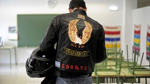  Una persona ejerce su derecho al voto en un colegio electoral de Pamplona.