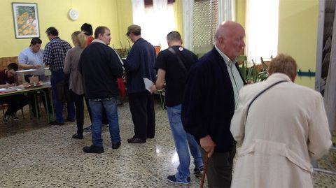 Votantes en el colegio El Bosqun, en El Entrego