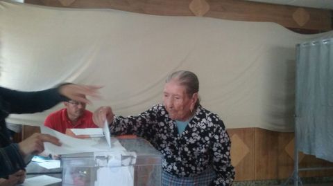 Una mujer de 106 aos vota en Carballeda de Avia (Ourense).