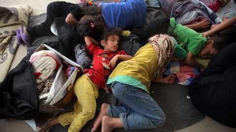 Nios descansando en un campo de refugiados de Faluya