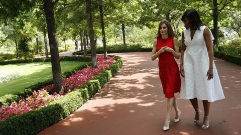 La reina Letizia y Michelle Obama pasean por los jardines del Palacio de la Zarzuela durante el encuentro que han mantenido durante la visita a Espaa de la primera dama de Estados Unidos.