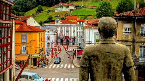 El centro de Pola de Allande, desde el monumento al emigrante.