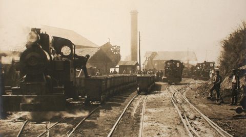 Locomotoras y operarios en La Cuadriella (1916)