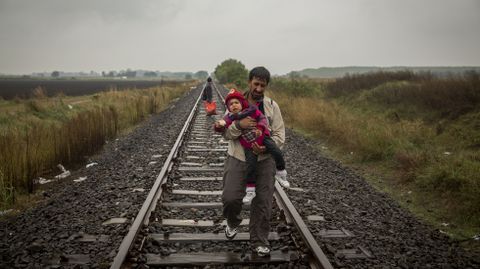 Refugiados en una va ferroviaria en los Balcanes