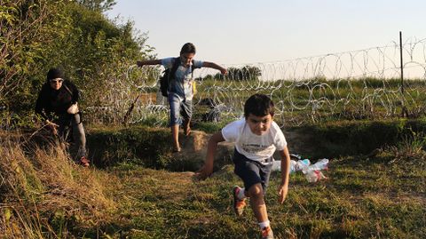 Motasin, Mutaz y su madre intentan cruzar la valla fronteriza con Hungra