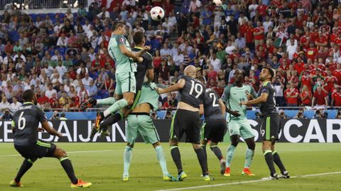 Cristiano cabecea el 1-0 para Portugal