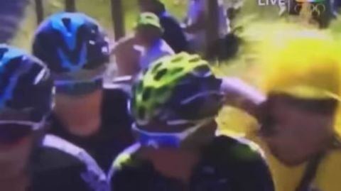 Froome agrede a un aficionado durante la etapa en el Tour