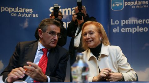 Ovidio Sánchez y Mercedes Fernández conversan, durante un encuentro del PP de Asturias.Ovidio Sánchez y Mercedes Fernández conversan, durante un encuentro del PP de Asturias