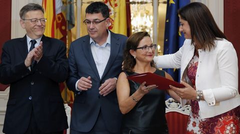 La presidenta de la Asiciación Victimas del Metro 3 de Julio, Rosa Garrote, recibe el dictamen de la comisión parlamentaria de investigación sobre el accidente que costó la vida a 43 personas
