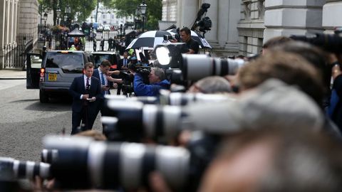 La prensa, dispuesta a recoger la ltima intervencin de Cameron como premier britnico a las puertas de su casa. 
