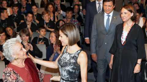 La reina Letizia saluda a Teresa Berganza, ante la mirada de Javier Fernndez y Teresa Sanjurjo, durante la inauguracin de los cursos musicales de la Fundacin Princesa 2015.La reina Letizia saluda a Teresa Berganza, ante la mirada de Javier Fernndez y Teresa Sanjurjo, durante la inauguracin de los cursos musicales de 2015 