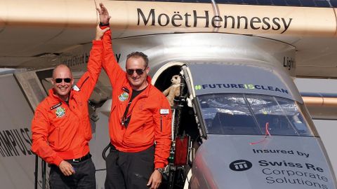Los pilotos del Solar Impulse II, Bertrand Piccard y Andre Borschberg, de celebracin despus de conseguir aterrizar en El Cairo (Egipto) este mircoles