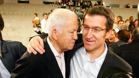 Feijoo con su padre durante un acto en el 2009