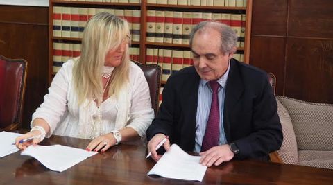 Ana Patac Arroyo y Francisco Blanco, durante la firma de la donacin