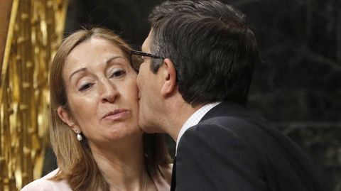La presidenta del Congreso de los Diputados, Ana Pastor, y su predecesor en el cargo, Patxi López