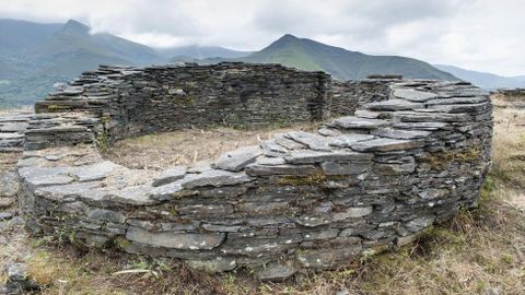 Unha das construcións do castro da Torre, libre da maleza que cubría as súas paredes
