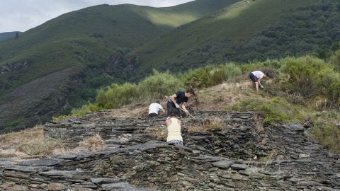 Nos traballos de desbroce participaron doce rapaces de entre 18 e 25 anos